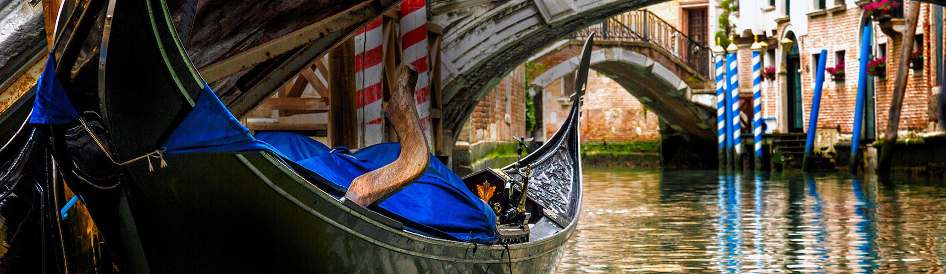 Plavba v gondole po Benátkách nemusí být zas taková romantika, jak čekáte. Ale může to být vážně zábava.