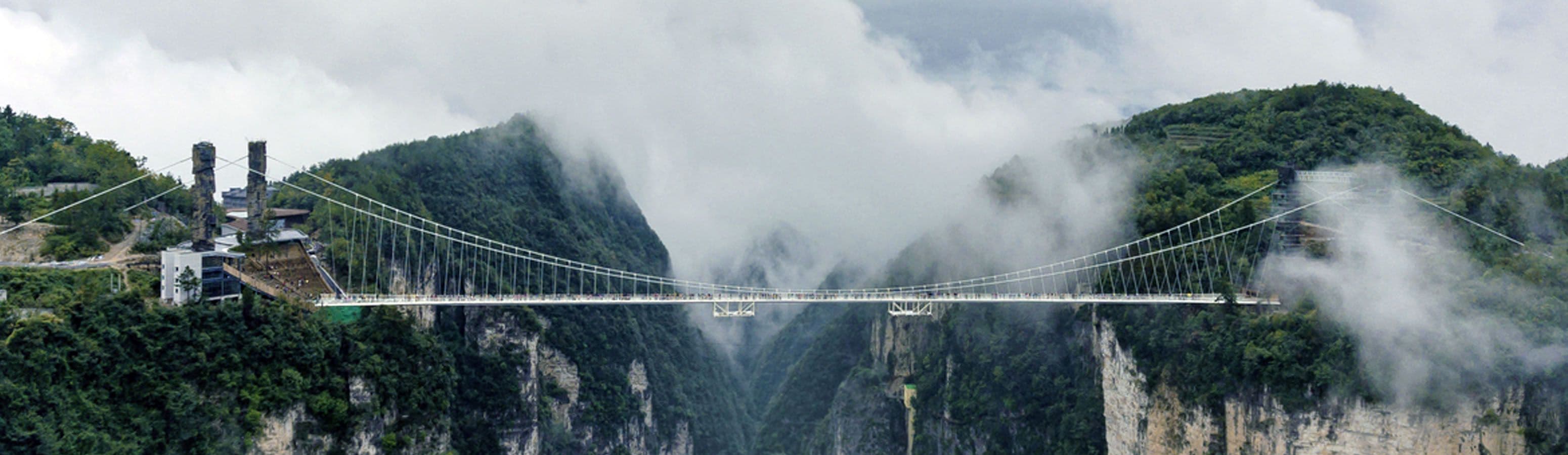 Skleněný most nad snovou krajinou z Avatara