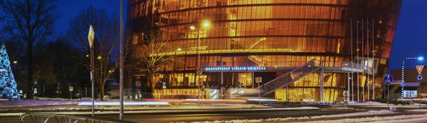 La terza più grande, bellissima città lettone della Libava si trova sul Mar Baltico. All'inizio di novembre dello scorso anno, la moderna Great Amber Concert Hall è stata inaugurata qui e sicuramente non ti perderai! La costruzione della Grande Ambra è così significativa che divenne immediatamente un nuovo punto di riferimento della parte moderna della Libava. La sua forma monolitica, conica, la sua insolita costruzione leggermente contorta è racchiusa in una facciata trasparente di insoliti ma molto interessanti colori ambrati.